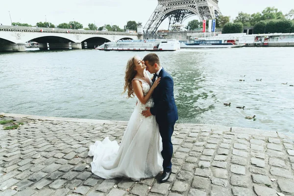 Luxe Bruidspaar Vormt Voordat Rivier Seine Eiffeltoren Ergens Parijs — Stockfoto