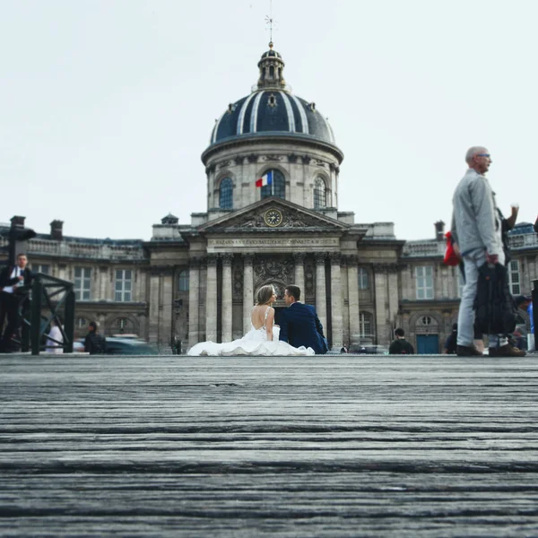 新婚夫妇坐在一个古老的大教堂在巴黎某处的足迹 — 图库照片