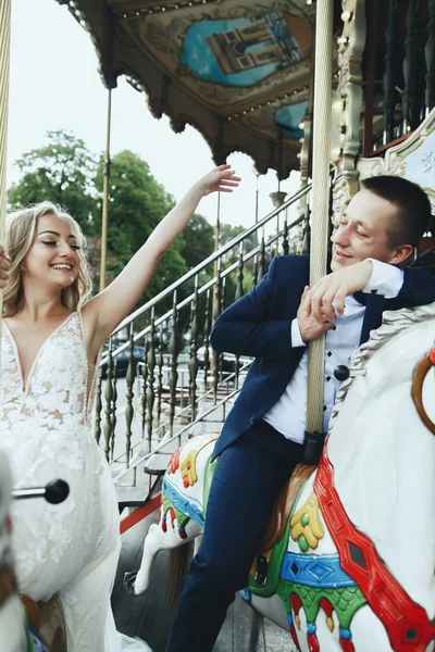 优雅的新婚夫妇摆在 Lunapark 的某个地方在巴黎 — 图库照片