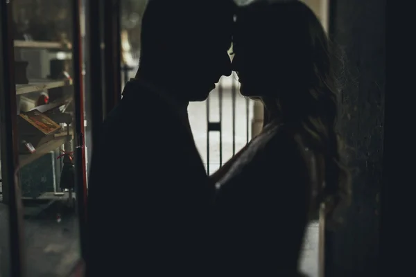 Silhouettes Couple Mariés Debout Dans Les Portes Café Quelque Part — Photo