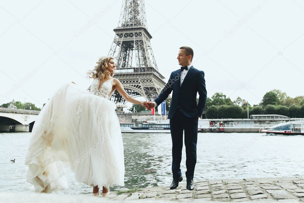 Pareja Bodas Lujo Posa Ante Río Sena Torre Eiffel Algún — Foto de