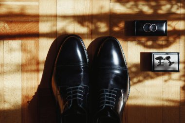 Centilmen'ın deri ayakkabılar, kemer, saat, kol düğmeleri kümesi ahşap zemin üzerinde duruyor