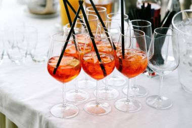 Şarap gözlük kırmızı kokteyller ile masaya standı