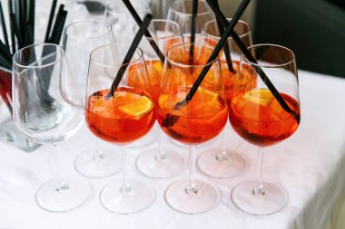 Şarap gözlük kırmızı kokteyller ile masaya standı