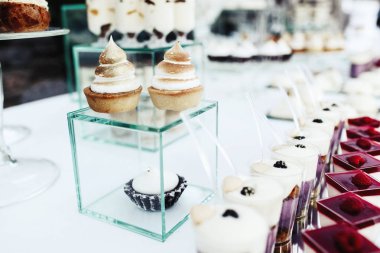 Cam sille hizmet lezzetli kek çikolata üzerinde durmak