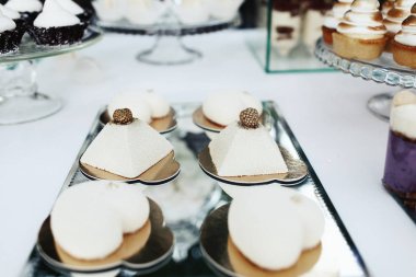 Cam sille hizmet lezzetli kek çikolata üzerinde durmak