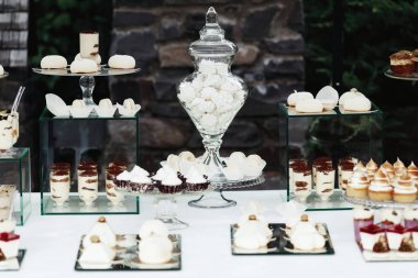 Zengin çikolata eklerleri, kek ve diğer tatlılar servis