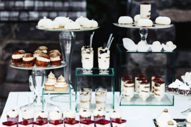 Zengin çikolata eklerleri, kek ve diğer tatlılar servis