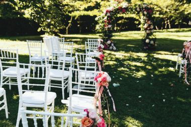 Gül arka bahçe düğün töreni için hazır tutuyoruz sandalye süslemeleri