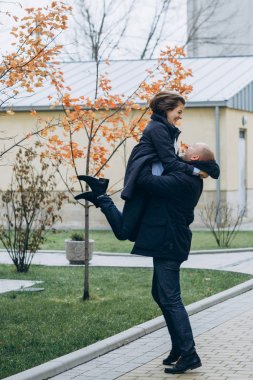 Adam kadın an burada kırmızı bir ağaç kadar tutar