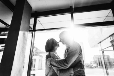 Bir kaç an burada panoramik cam parlak bir günde üzerinde güneş parlıyor