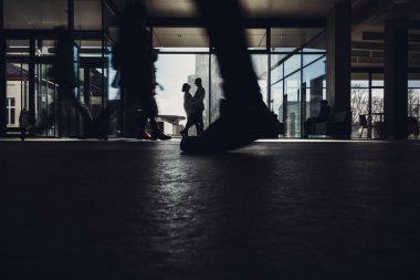 Bir kaç sarılma sabah güneş ışınları önce insanlar yürümek