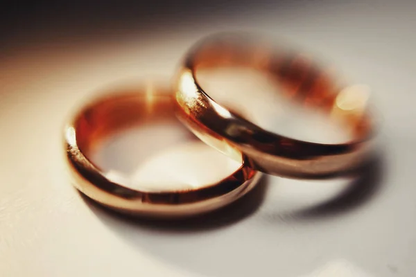 Blurred Picture Golden Wedding Rings Lying White Table — Stock Photo, Image
