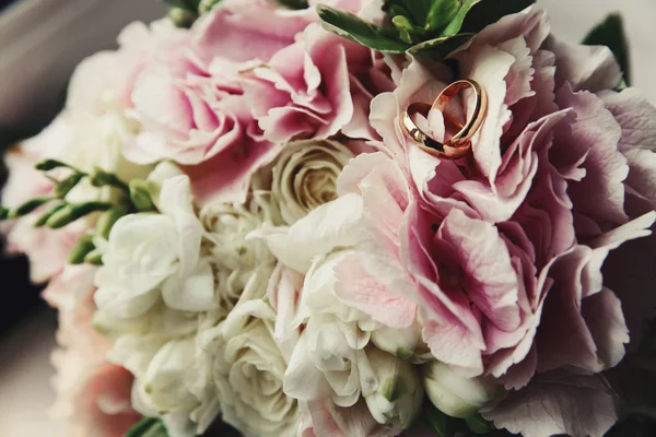 Blurred Picture Golden Wedding Rings Lying Wedding Bouquet Roses — Stock Photo, Image