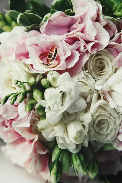 Imagem Borrada Anéis Casamento Dourados Deitado Buquê Casamento Rosas — Fotografia de Stock