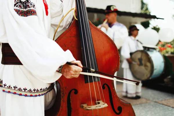 Homem Terno Ucraniano Étnico Toca Violoncelo — Fotografia de Stock