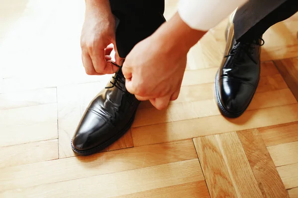 Homem Corrige Seus Sapatos Couro — Fotografia de Stock