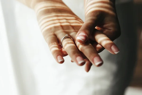 新娘用结婚戒指抚摸她的手指 — 图库照片