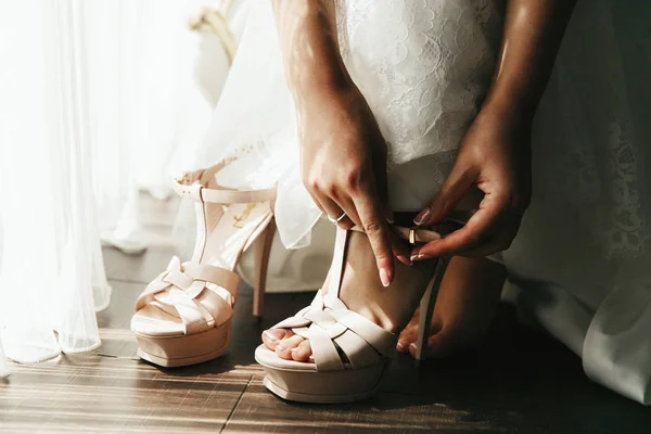 Невеста Надевает Бежевые Туфли Стоя Перед Окном — стоковое фото