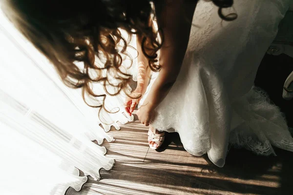 Невеста Надевает Бежевые Туфли Стоя Перед Окном — стоковое фото
