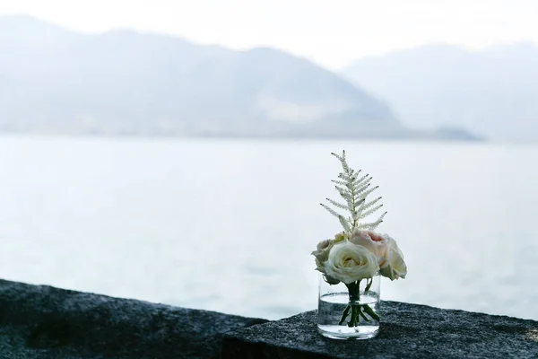 Pequeño Jarrón Cristal Con Soportes Rosa Helecho Porche Mármol — Foto de Stock