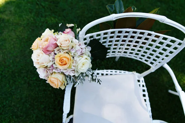 Bouquet Sposa Bianco Arancione Messo Sulla Sedia Giardino Bianca — Foto Stock