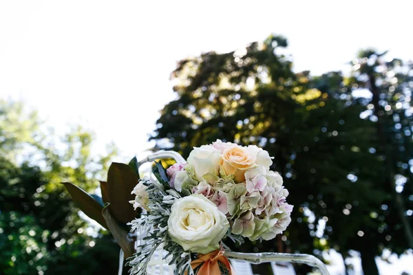 White Orange Wedding Bouquet Put White Garden Chair — Stock Photo, Image