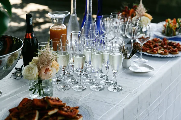 Şampanyayla soğuk gözlük akşam yemeği masaya standı