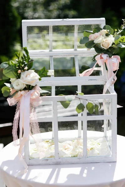 白色玫瑰装饰的小白盒子 — 图库照片
