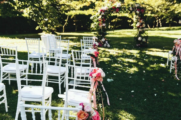 Gül arka bahçe düğün töreni için hazır tutuyoruz sandalye süslemeleri