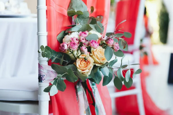 Rose Decorare Sedie Piedi Nella Sala Pranzo Pronto Cerimonia Nuziale — Foto Stock