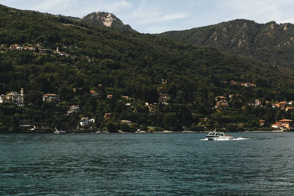 Βάρκα Διασχίζει Λίμνη Πριν Από Όμορφα Βουνά — Φωτογραφία Αρχείου