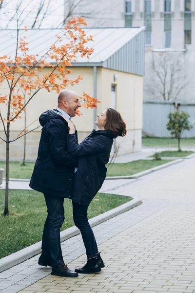 Šťastný Muž Žena Drží Vzájemně Řízení Lodě Dvorku — Stock fotografie