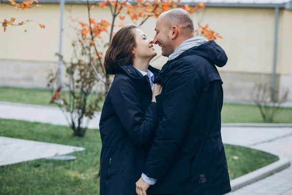 Feliz Hombre Mujer Abrazan Uno Otro Posando Patio Trasero — Foto de Stock