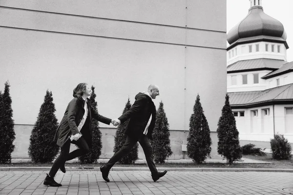 Feliz Hombre Mujer Corriendo Por Edificio Moderno —  Fotos de Stock