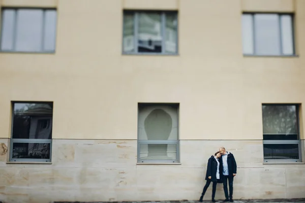 Mira Desde Lejos Feliz Pareja Abrazándose Ante Pared — Foto de Stock