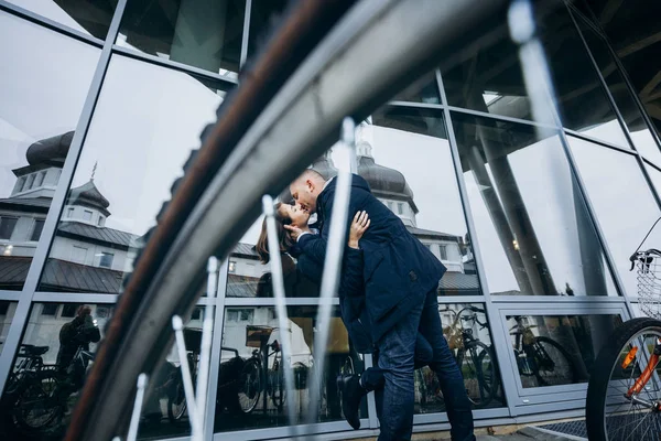 Look Bicycles Kissing Couple Black Coats — Stock Photo, Image