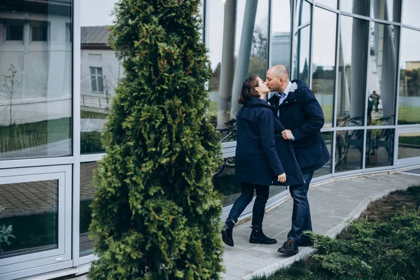 Muž Žena Líbat Navzájem Úhrady Stojící Před Budovou Moderního Skla — Stock fotografie