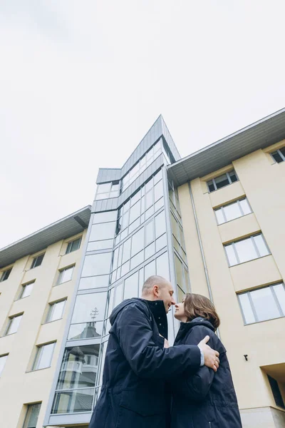 Homem Mulher Beijam Uns Aos Outros Diante Edifício Vidro Moderno — Fotografia de Stock