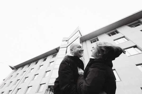 Mujer Sacude Pelo Posando Con Hombre Ante Edificio Moderno — Foto de Stock