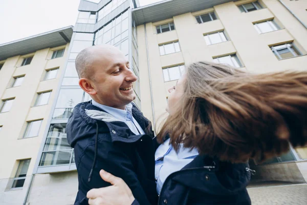 Mulher Balança Cabelo Posando Com Seu Homem Diante Edifício Moderno — Fotografia de Stock