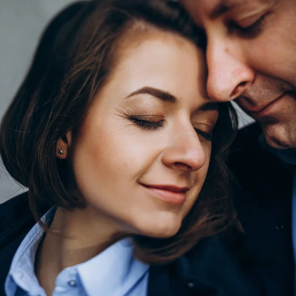 Mann Hält Zarte Schöne Dame Schwarzer Jacke Und Lehnt Sich — Stockfoto