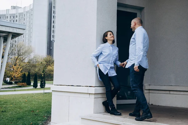 Hombre Llega Una Mujer Camisa Azul Pie Fuera — Foto de Stock