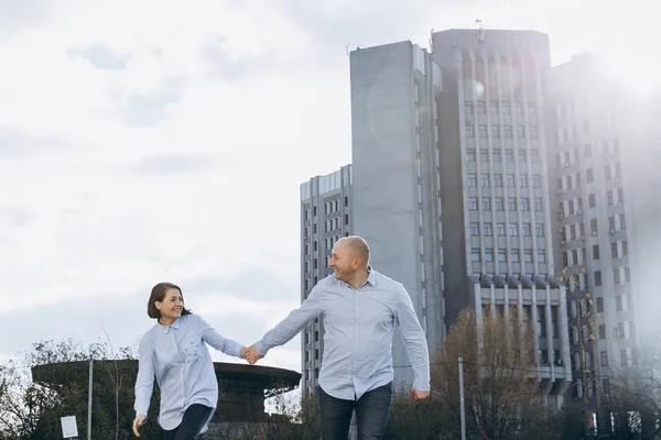 Feliz Hombre Mujer Cogen Las Manos Corriendo Afuera Día Soleado — Foto de Stock