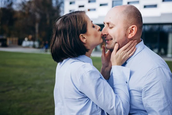 Sol Brilla Sobre Una Impresionante Pareja Posando Ante Moderno Edificio —  Fotos de Stock