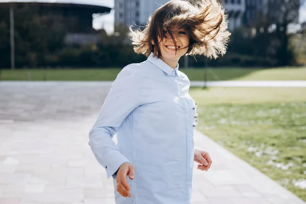 Šťastná Dívka Modré Košili Džínách Představuje Mimo Třese Vlasy Slunečný — Stock fotografie