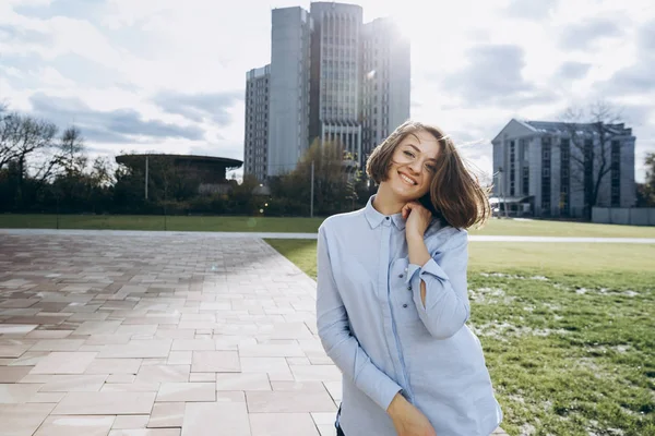 Fille Heureuse Chemise Bleue Jeans Pose Extérieur Secoue Ses Cheveux — Photo