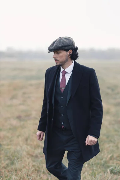 Hombre Adorable Con Pelo Oscuro Rizado Usando Cegador Traje Negro — Foto de Stock