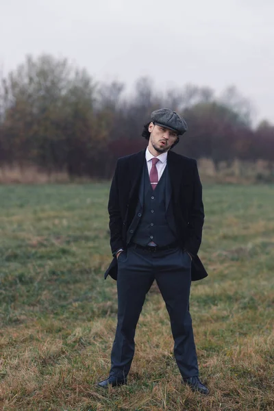 Volledige Foto Van Aantrekkelijke Stijlvolle Man Zwarte Broek Jas Schoenen Stockafbeelding