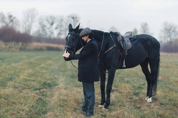 Volledige Foto Van Ruiter Hoed Zwarte Jas Broek Een Man Stockafbeelding